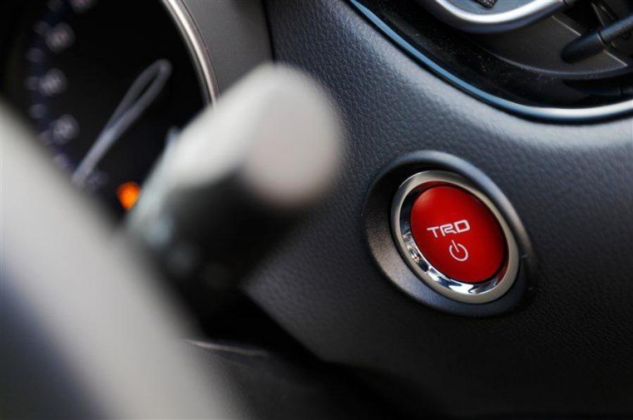 Детали интерьера Toyota C-HR Hybrid Aggressive Style by TRD 2016 года  (фото 17 из 18)